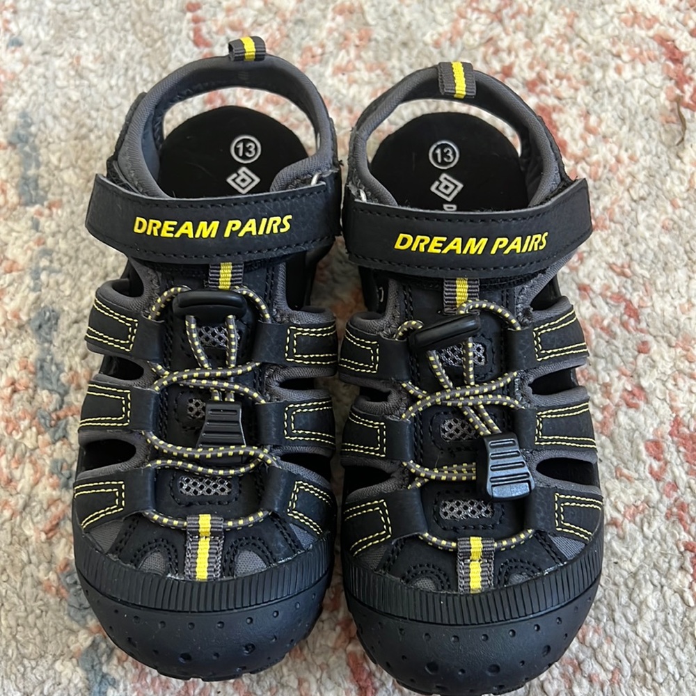 Dream pairs. Boys water sneaker.